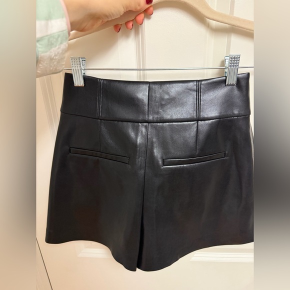 ALICE + OLIVIA Baylor Faux-Leather Ultra-High-Rise Shorts size 0 - Picture 7 of 7